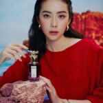 Charlize Lamb Instagram - “Smell is the sense of memory and desire” Jean-Jacques Rousseau 帶上空靈沉穩的他，開始今年這趟感官冒險的旅程🐉 (聽說這就是幸運的氣味) @penhaligons #Penhaligons #PenhaligonsPortraits #PenhaligonsYearOfTheDragon