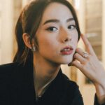 Charlize Lamb Instagram - 像一場夢的夜晚 讓第一次拍片的我有機會可以站上舞台 謝謝金鐘58 當時的我腦中一片空白 有太多太多要感謝的人來不及說出口 在這裡... 我想要好好的跟他們說聲謝謝！ 謝謝家人和朋友們 一直以來支持我 謝謝卓立導演及如芬姐 一路的信任與相伴 謝謝編劇郁芳姐、以文哥、丁寧姐、伊正哥 謝謝可愛的Annika、Tammy、MiuMiu 讓我在拍攝過程中得到許多珍貴的收穫 謝謝《她和她的她》每位辛苦的幕後工作人員 沒有你們，也就不會有這部片的完成 謝謝周子娛樂的陪伴 謝謝八大、Netflix播出 讓更多觀眾可以看到這個故事 謝謝大家給予我和小晨曦的溫暖 我會繼續努力的♥️ @dior @piaget @yml.makeup @fran_lin15 @aoba.nagi 三立電視提供