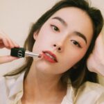 Charlize Lamb Instagram - 平時喜歡與自己唇色貼近的口紅，日常外出時會用 #迪奧超完美持久唇膏 #630 點綴我的唇色，在照鏡子的時候，看到淡淡的奶茶色會不自覺的嘴角上揚；若是出席朋友婚禮 #330 會是我的首選，粉橘色看起來甜甜的，希望可以為朋友們帶來甜甜的祝福。 而 #625 與 #729 讓我在工作的場合裡看起來更迷人，搭配使用讓每個重要的瞬間都能自信滿滿。 @Dior @DiorBeauty #ROUGEDIOR #霧黑管