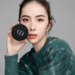 Charlize Lamb Instagram - 夏日，外出前上妝，我會使用《迪奧超完美氣墊粉餅》。 我喜歡刺繡騰格紋外殼與柔霧光妝效，霧面效果若隱若現，明顯感受到就算在外一整天也超控油、保濕，讓我在上妝時可以同時兼顧保養肌膚，可謂是超完美底妝的最佳選擇。 《迪奧超完美氣墊粉餅》有刺繡藤格紋*漆皮藤格紋兩種全新外殼，及柔霧光、水潤光兩種妝效，搭配為2款妝效特別設計的粉撲，簡單上妝不卡紋，讓大家都能找到屬於自己的氣墊粉餅。 @DiorBeauty #Dior #DiorBeauty #DiorForever #DiorRougeBlush #迪奧超完美氣墊粉餅 #Dior彩妝大使