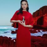 Charlize Lamb Instagram - “Smell is the sense of memory and desire” Jean-Jacques Rousseau 帶上空靈沉穩的他，開始今年這趟感官冒險的旅程🐉 (聽說這就是幸運的氣味) @penhaligons #Penhaligons #PenhaligonsPortraits #PenhaligonsYearOfTheDragon