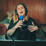 Charlotta Björck Instagram - DU KAN INTE BÄTTRE hette den tydligen, den där och då improviserade biten på IG-live hos @queensofkalmar igår. En låt om livet som DUM, FULL & UNG i Kalmar. hashtag 17 år osv ❤️ Tack för episkt sidekickande, hajpande, ljudteknikande, producentande osv @lovisabjorsch Jag o min bäztis loopstationen ska nu börja bygga egna beats, för fyfaaan vad trött jag är på di där inbyggda. 😅✌️#charlottasmusicerande