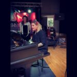 Charlotta Björck Instagram - OM MAMMI SKREV OCH FRAMFÖRDE EN LÅT PÅ RIM I DIREKTSÄNDNING IKVÄLL?! Absolut. 😌 TACK @sverigesradiop4 och hela högen på Uppesittarkväll, för denna kväll, som blev en skräll, kalla den ”en smällkaramell” är du snäll! ❤️ @farah.abadii @morgonanders @gaytenor @niclaschristoffer @oscarzia @dantezia @pastrybyjoellindqvist @karlfredrik.se m.fl. #uppesittarkväll