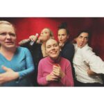 Charlotta Björck Instagram - JA, VI ÄR ETT HAJPAT TJEJBAND FOTAT MED FISHEYE-OBJEKTIV 1996, men vi är också en samling överjävligt jävla geniala improvisatörer/musiker som just gått av scenen efter en jävla PANGSUCCÉPREMIÄR på Inkonst igår. Tjena moss vilken publik! 😭🙏 Finns NOLL sammanhang jag är så stolt & lycklig över att få vara en del av som detta. Lycklig: ✅ Stolt: ✅ Hajpat tjejband 1996: ✅ Puss!