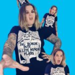 Charlotta Björck Instagram - ALLA DESSA ÅR JAG SÖKT MED LYKTA & KOMPASS efter ett lokalt ställe att trycka MÄNSKLIGHETEN och jag-merch hos! O så plötsligt hittade dom mig. 🥰🙏 TACK Jimmy & Lin på @gudagrant & @shirtpod.se för att ni made my dreams cum true. KOM I TJÖP! Ge bort till nån du älskar eller hatar! Hela KOLLEKTIONEN finns via länkiz i min profil. Och kom ihåg: bär @manskligheten_ochjag med skam eller pride men framförallt för att Du tamejfan KAN DET NU. 🖤😌🤘 • Charlotta Björck - Kändismamma, geni, bäst & psykopat! Hon har inte bara poddat, gjort föreställningar och en egen humorserie på SVT, utan hon har även ritat helt sinnes snygga teckningar som vi nu trollat till merch! Alla våra plagg är unisex och finns i storlekarna S-5XL. Kolla gärna vår storleksguide! #mänsklighetenochjag #gudagrant #shirtpod Malmö, Sweden