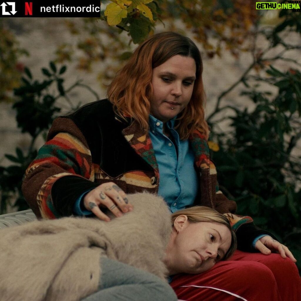 Charlotta Björck Instagram - Jag vet vilken film du ska se den 26:e december! TACK OCH FÖRLÅT. ❤️ Regi: @_lisaaschan_ Foto: @netflixnordic