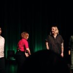 Charlotta Björck Instagram - Älskar dom här människorna och det vi gör tillsammans mer än livet! Impro är en livsstil, en filosofi, en existensiell fråga, rätt och prioritet. Tack underbara publik för igår! ❤️ Och tack @denlillakameran för fantastiska bilder! • Kom ihåg: KÄLLAN ÄR DU KÄLLAN ÄR JAG KÄLLAN ÄR BRA KÄLLAN TRALLALA (forever) Inkonst