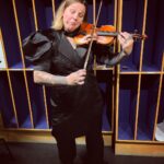 Charlotta Björck Instagram - Malmö Symfoniorkester - here I come! Uppenbart: att jag kan spela fiol. 😌🎻 Malmö Live