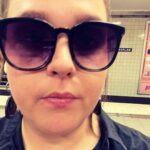 Charlotta Björck Instagram - FRILANSARLIVET Har bott i en väska, på ett tåg, på en perrong, på hotell, på soffa i några månader nu. Flängt fram o tillbaka till Sthlm o lite hitodit. Inte hunnit packa upp förrän det är dags att packa igen. Älskar skiten! Men älskar också: fyra veckor from nu i MALMÖ. Med mina barn. Utan väska. I min egen säng. 🥳 hashtag malmö foreverrrrr