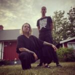 Charlotta Björck Instagram - Vi firade 10 år tillsammans den 1:a maj. Tio år, två barn och tusentals timmar av hashtag livet™️. Den 2:a maj var vi äntligen modiga nog att göra slut. Som att vi liksom gått i mål. Vi körde på ganska länge efter att vi egentligen hade blivit färdiga. Med varann. Med upplägget. Med vara ihop-andet. Vi high-fajvade vårt beslut. För på vägen har vi ju blivit bästa vänner, och BFF’s high-fajvar när dom gjort nåt bra! Min viktigaste person i livet som jag alltid tänkt och fortfarande tänker bli gammal med. Bara inte IHOP. Utan mer.. vid sidan av. ❤️ Mitt ex & jag.