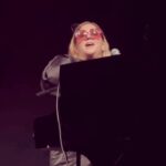 Charlotta Björck Instagram - Kände mig liiiite som Elton John igår ändå, med flygel & shades. Flygel & shades! Tydligen kostar flygeln 1,5 miljoner. Lagom standard för en sådan konsertpianist som mig. 😌Nån frågade mig efter giget om jag var operasångerska.. och svaret är: uppenbarligen, ja?! TACK MOTALA & @motalakvinnojour! Det var en sann ära att få njuta av Er en stunn! ❤️ Vidjo: @pappasparlor