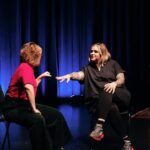 Charlotta Björck Instagram - Älskar dom här människorna och det vi gör tillsammans mer än livet! Impro är en livsstil, en filosofi, en existensiell fråga, rätt och prioritet. Tack underbara publik för igår! ❤️ Och tack @denlillakameran för fantastiska bilder! • Kom ihåg: KÄLLAN ÄR DU KÄLLAN ÄR JAG KÄLLAN ÄR BRA KÄLLAN TRALLALA (forever) Inkonst