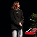 Charlotta Björck Instagram - Älskar dom här människorna och det vi gör tillsammans mer än livet! Impro är en livsstil, en filosofi, en existensiell fråga, rätt och prioritet. Tack underbara publik för igår! ❤️ Och tack @denlillakameran för fantastiska bilder! • Kom ihåg: KÄLLAN ÄR DU KÄLLAN ÄR JAG KÄLLAN ÄR BRA KÄLLAN TRALLALA (forever) Inkonst