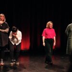 Charlotta Björck Instagram - Älskar dom här människorna och det vi gör tillsammans mer än livet! Impro är en livsstil, en filosofi, en existensiell fråga, rätt och prioritet. Tack underbara publik för igår! ❤️ Och tack @denlillakameran för fantastiska bilder! • Kom ihåg: KÄLLAN ÄR DU KÄLLAN ÄR JAG KÄLLAN ÄR BRA KÄLLAN TRALLALA (forever) Inkonst