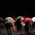 Charlotta Björck Instagram - Älskar dom här människorna och det vi gör tillsammans mer än livet! Impro är en livsstil, en filosofi, en existensiell fråga, rätt och prioritet. Tack underbara publik för igår! ❤️ Och tack @denlillakameran för fantastiska bilder! • Kom ihåg: KÄLLAN ÄR DU KÄLLAN ÄR JAG KÄLLAN ÄR BRA KÄLLAN TRALLALA (forever) Inkonst