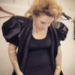 Charlotta Björck Instagram - FYRA DAGAR I FÖLJANDE TECKEN: SVETT. 😅 FAN vad kul (och svettigt) jag har haft. Tack alla inblandade! Och tack PUBLIKEN! ❤️ Nu ska jag vila rösten lite. Orkar inte höra den mer på ett tag. Pssst! Jag snodde din vidjo från impron @isabelenstrom, pliz hata mig ej. Tack, hej! 🙏 Slottsparken, Malmö