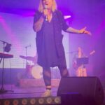Charlotta Björck Instagram - FYRA DAGAR I FÖLJANDE TECKEN: SVETT. 😅 FAN vad kul (och svettigt) jag har haft. Tack alla inblandade! Och tack PUBLIKEN! ❤️ Nu ska jag vila rösten lite. Orkar inte höra den mer på ett tag. Pssst! Jag snodde din vidjo från impron @isabelenstrom, pliz hata mig ej. Tack, hej! 🙏 Slottsparken, Malmö