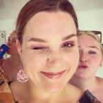Charlotta Björck Instagram - FYRA DAGAR I FÖLJANDE TECKEN: SVETT. 😅 FAN vad kul (och svettigt) jag har haft. Tack alla inblandade! Och tack PUBLIKEN! ❤️ Nu ska jag vila rösten lite. Orkar inte höra den mer på ett tag. Pssst! Jag snodde din vidjo från impron @isabelenstrom, pliz hata mig ej. Tack, hej! 🙏 Slottsparken, Malmö