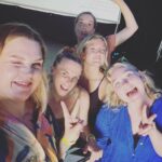 Charlotta Björck Instagram - FYRA DAGAR I FÖLJANDE TECKEN: SVETT. 😅 FAN vad kul (och svettigt) jag har haft. Tack alla inblandade! Och tack PUBLIKEN! ❤️ Nu ska jag vila rösten lite. Orkar inte höra den mer på ett tag. Pssst! Jag snodde din vidjo från impron @isabelenstrom, pliz hata mig ej. Tack, hej! 🙏 Slottsparken, Malmö