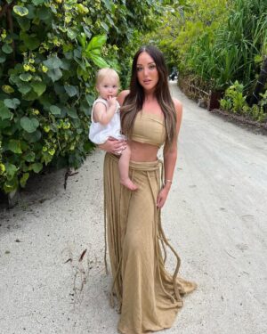 Charlotte Crosby Instagram - Happiest on an island far away with you my girl 🏝️ 👧🏼 
My most beautiful girl in the world 🎀 never a day goes by I’m not in awe of how you’re growing into such a little character! My little bestie 💕