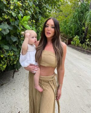 Charlotte Crosby Instagram - Happiest on an island far away with you my girl 🏝️ 👧🏼 
My most beautiful girl in the world 🎀 never a day goes by I’m not in awe of how you’re growing into such a little character! My little bestie 💕