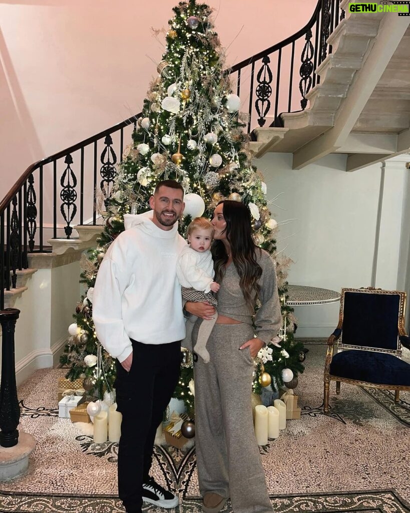 Charlotte Crosby Instagram - Finally reached our first stop ❤️🎅🏼 merry Xmas Eve everyone! 😘 The Langley, a Luxury Collection Hotel, Buckinghamshire