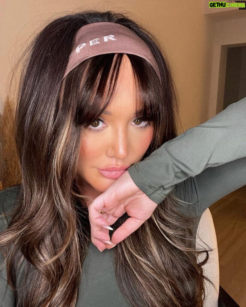 Charlotte Crosby Instagram - Our @peppergirlsclub headbands 🤤🥰☁️ You can get all 4 colours for the price of 1!!!! It’s in the “Christmas bundles” section on our site 👀 along with loads of other amazing Xmas bundles!!! If you order tonight or tomorrow, YOU WILL GET YOUR ORDERS BEFORE XMAS DAY! 🎅🏼❤️‍🔥 get shopping as we are running out of time for pre Christmas delivery ✨ Xmas bundles end TOMORRROW !!!!!! Makeup - @kategately