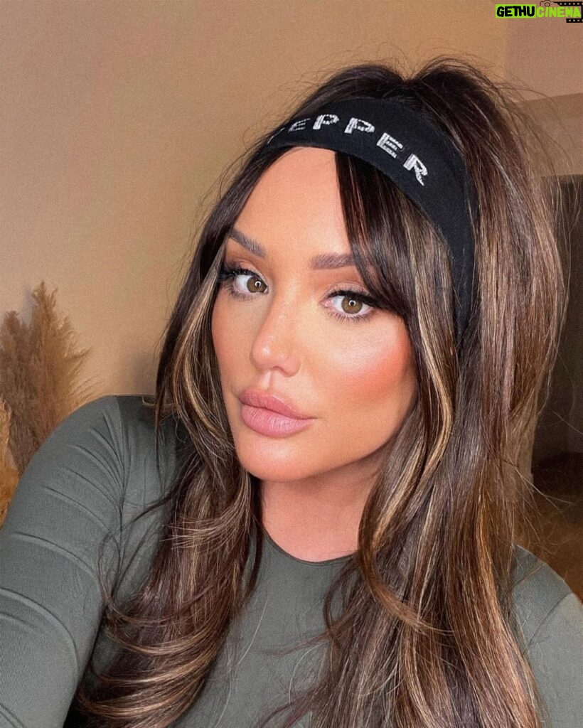 Charlotte Crosby Instagram - Our @peppergirlsclub headbands 🤤🥰☁️ You can get all 4 colours for the price of 1!!!! It’s in the “Christmas bundles” section on our site 👀 along with loads of other amazing Xmas bundles!!! If you order tonight or tomorrow, YOU WILL GET YOUR ORDERS BEFORE XMAS DAY! 🎅🏼❤️‍🔥 get shopping as we are running out of time for pre Christmas delivery ✨ Xmas bundles end TOMORRROW !!!!!! Makeup - @kategately
