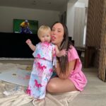 Charlotte Crosby Instagram – Messy Saturdays ❤️
Swipe to the last for the biggest smile from Alba jeanie 🥰 her apron is the cutest thing ever 😍
