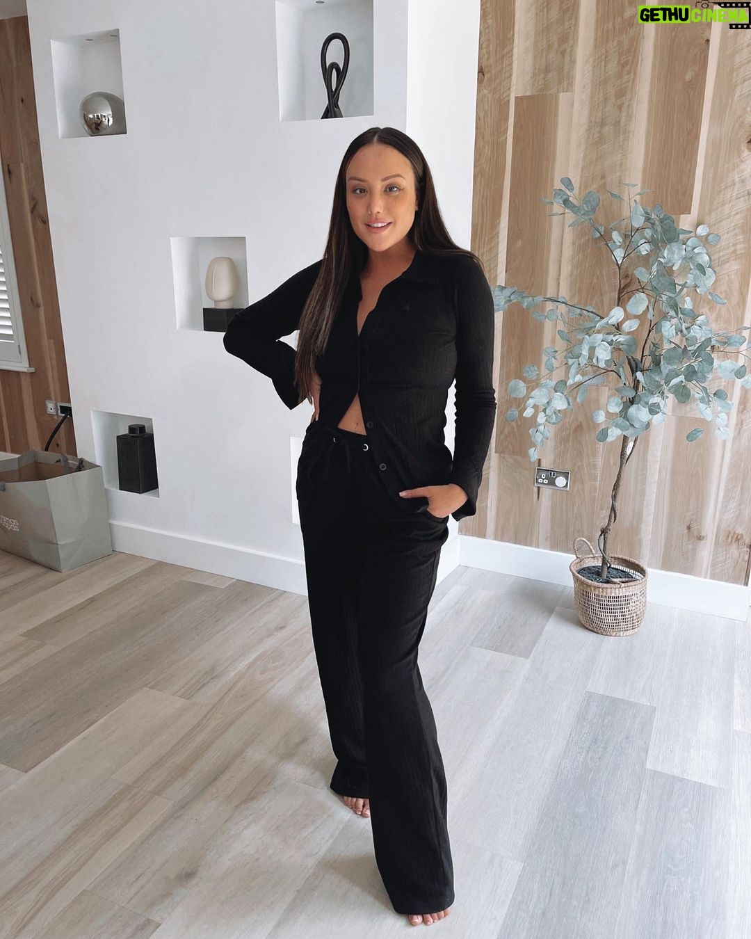 Charlotte Crosby Instagram - Just a few from all my @inthestyle outfits in the last couple of weeks 😍 From both my old range and my new 💁🏼♀️ i miss santorini wahhhhhhhhhh 😩😩😩😩 ad