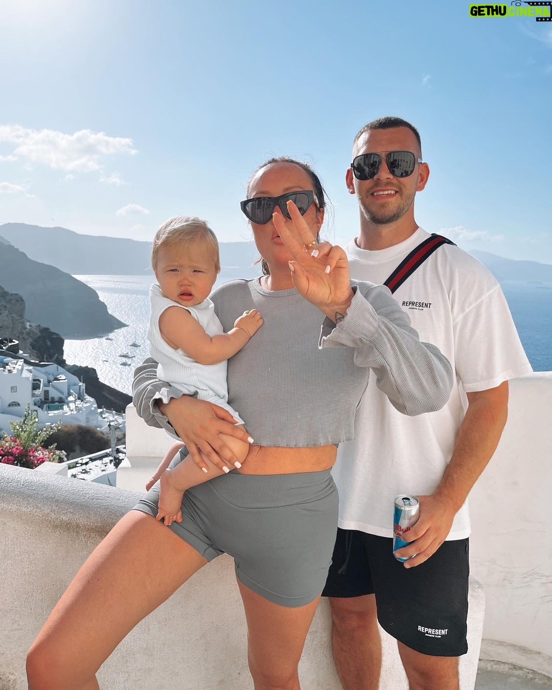 Charlotte Crosby Instagram - DUMP: Early morning site seeing with my little family 👶🏼🥰 in a perfect dreamland ✨ Οία