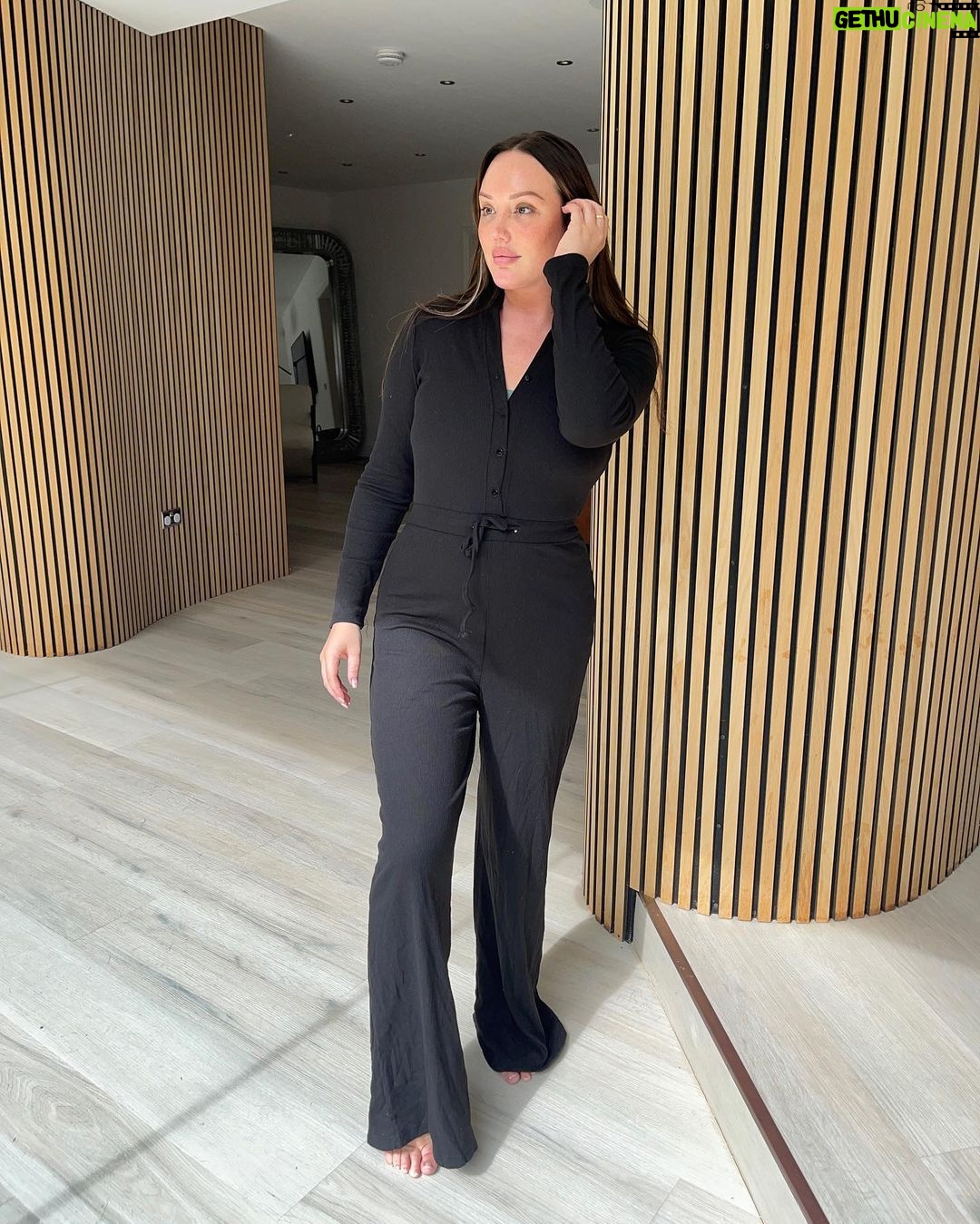 Charlotte Crosby Instagram - Eeeeek guys!!!! My brand new @inthestyle ‘New Season Casuals’ is NOW LIVE via the app📲 This collection is perfect for those days you want to chill out on the sofa, run errands, have a 'self care day', taking the kids out and everything else you need your comfies for 🤍 The collection has lots of jumpers, leggings, jumpsuits, joggers,t-shirts & more in sizes 6-24 ✨ Head to the app now before it hits main site at 8pm and let me know below what you have got!✨🤍🙌🏼