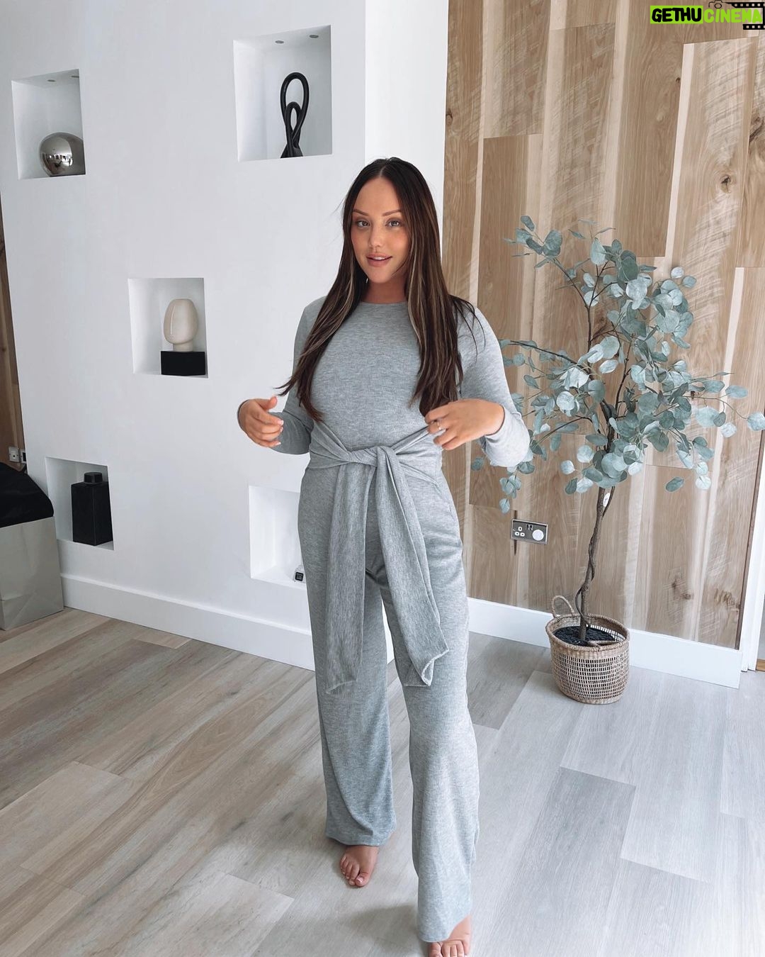 Charlotte Crosby Instagram - Ahhhhh!! So excited for this one! One of my FAVE @inthestyle collections ever! ❤️ + WIN YOUR FAVE LOOK!✨ My ‘New Season Casuals’ collection with @inthestyle launches on MONDAY at 7pm on the app! ✨ ad I’m back again and this time, it’s all about the comfort for me (always!😂) 🙌 Cosy season is approaching and I’ve got all the comfy pieces you've been looking for… For the days when you want to chill out on the sofa, running errands, have a 'self care' day, there is something for your everyday 👏 Featuring jumpers, leggings, jumpsuits, joggers,t-shirts & more in sizes 6-24 ✨ Stay tuned for more sneak peeks before the launch Monday at 7pm! To celebrate, we’re also giving you and your bestie 𝐖𝐈𝐍 𝐘𝐎𝐔𝐑 𝐅𝐀𝐕𝐄 𝐋𝐎𝐎𝐊! For your chance to 𝐖𝐈𝐍: 1️⃣ LIKE this post 2️⃣ TAG your bestie you’d share it with 👯♀️ 3️⃣ Make sure you both FOLLOW @inthestyle & @charlottegshore Good luck! 🤎 The comp winners will be announced Monday before the launch at 7pm!