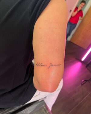 Charlotte Crosby Instagram - ✨Alba Jean✨
Privileged to have @callyjoart do yet another tattoo of mine and even more buzzing I persuaded Jake to get his 1st ever one 🖊️ 
This tattoo means more then anything in the world our precious daughters name the light of our life and our absolute world 🌎 

As you all know I called Alba after my beloved nana, my little nana jean. So missed and so loved by so many. I wanted to do something very special to me so In the “jean” part of my tattoo are my nanas ashes 🥲❤️ a tribute to my beautiful nana, i way to feel close to her forever. Until I see her again ❤️👵🏻