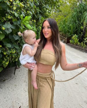 Charlotte Crosby Instagram - Happiest on an island far away with you my girl 🏝️ 👧🏼 
My most beautiful girl in the world 🎀 never a day goes by I’m not in awe of how you’re growing into such a little character! My little bestie 💕