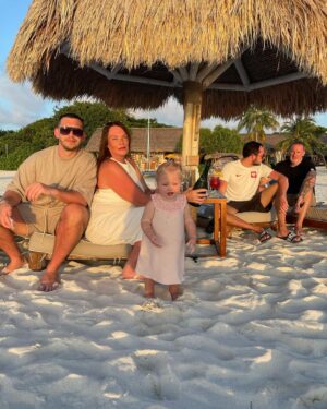 Charlotte Crosby Instagram - Some faves from the most amazing 3 weeks of our lives 🥰💕 10 photos is not enough 💕 back on home turf now. WOW ITS COLD 🥶 and we are JET LAGGED 😴 be back soon guys once we are all settled back in! Pray Alba has avoided jet lag 🤞🏼🤞🏼🤞🏼🤞🏼🤞🏼
