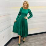 Charlotte Hawkins Instagram - Tuesday on @gmb… going green! 💚 @edballs & I discuss the warnings over a possible tea shortage ☕️😱 plus we try the new Dominos Creme Egg cookie.. quite the breakfast! 😂 #gmb #goodmorningbritain