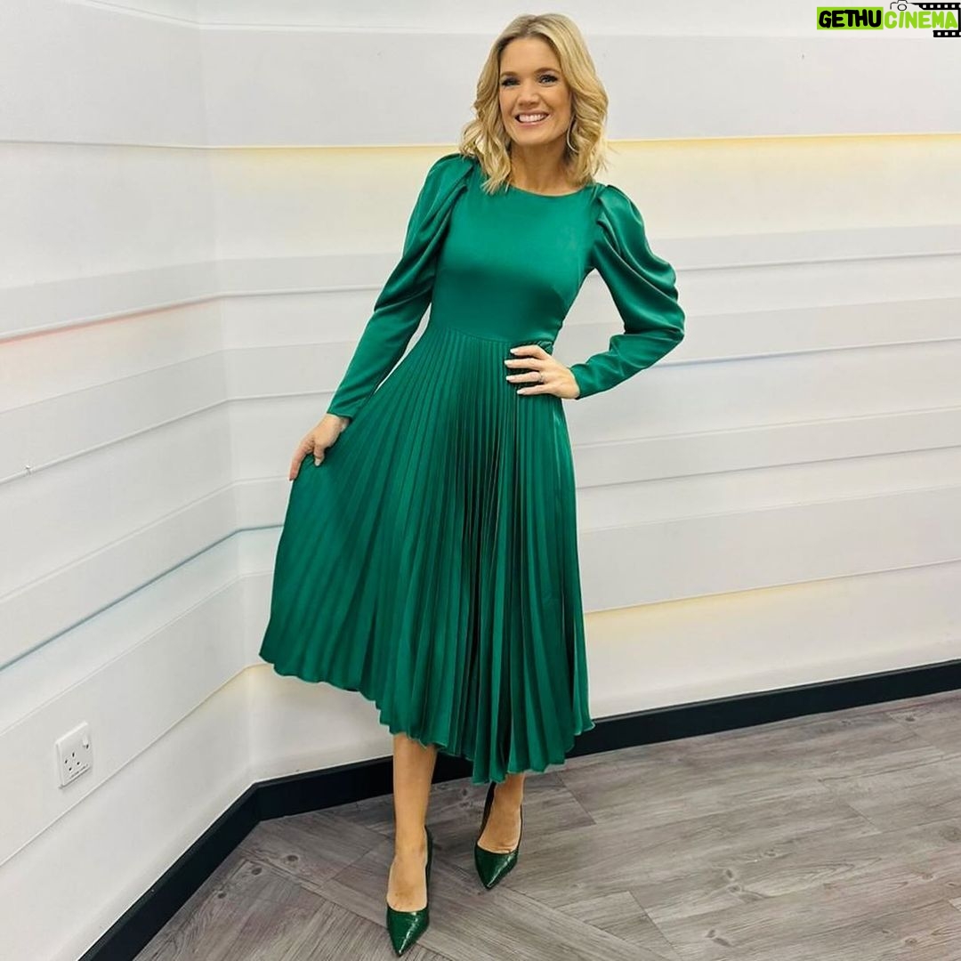 Charlotte Hawkins Instagram - Tuesday on @gmbโฆ going green! ๐ @edballs & I discuss the warnings over a possible tea shortage โ๏ธ๐ฑ plus we try the new Dominos Creme Egg cookie.. quite the breakfast! ๐ #gmb #goodmorningbritain