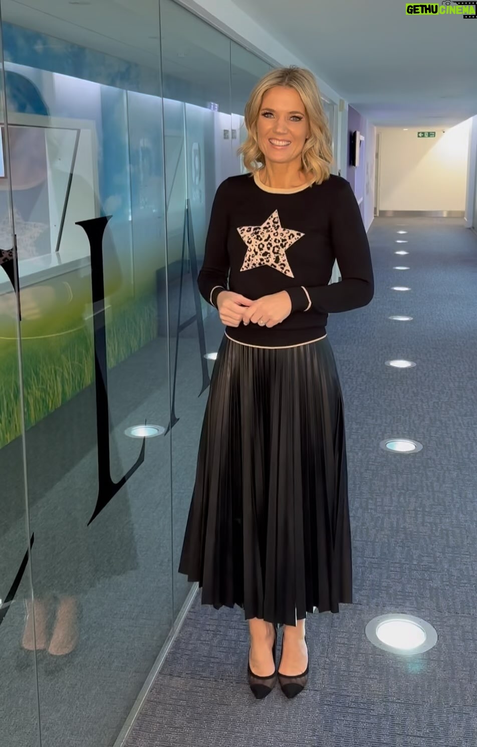 Charlotte Hawkins Instagram - Tonight from 9pm on @classicfm come & join me! ✨🎶 #youngclassicalstars #classicfm #classicalmusic #friday #fridaynight #classical #stars