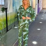 Charlotte Hawkins Instagram - Channelling tropical vibes today! 🌴 Hope you’ve made the most of that extra hour... whatever you’ve got planned later join me from 7pm on @classicfm - two hours of gorgeous music & my Young Classical Star is the brilliantly talented @thibautgarciaguitar ✨🎶 #classicfm #classicalmusic #smoothclassics #smoothclassicsatseven #youngclassicalstar #relaxingmusic #sunday #sundaysoundtrack #sundayevening
