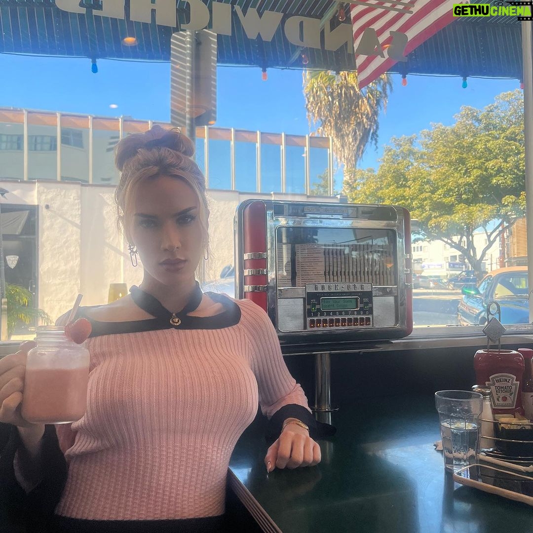 Charlotte Kirk Instagram - The American way ๐บ๐ธ . . . . . . #charlottekirk #charlottekirkofficial #diner #americandiner #travel #style #fashion #followforfollowback #follow #saturday #saturdayvibes #love #la #california #travelphotography photography #weekend #weekendtime #weekendvibes #losangeles #actress #awardwinningactress #cityofangels Los Angeles, California