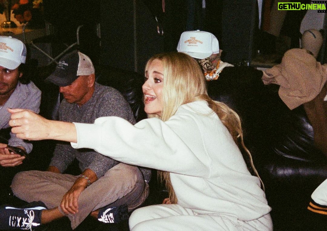 Chase Stokes Instagram - my lil ray of sunshine just did quite possibly the coolest thing ever. goes home, plays her biggest headlining show. you are so damn special. thank you, from me and I’m gonna speak for the rest of the world here and say thank you for sharing your heart and vulnerability. adore you. love you kb 🤍 new chapter inbound
