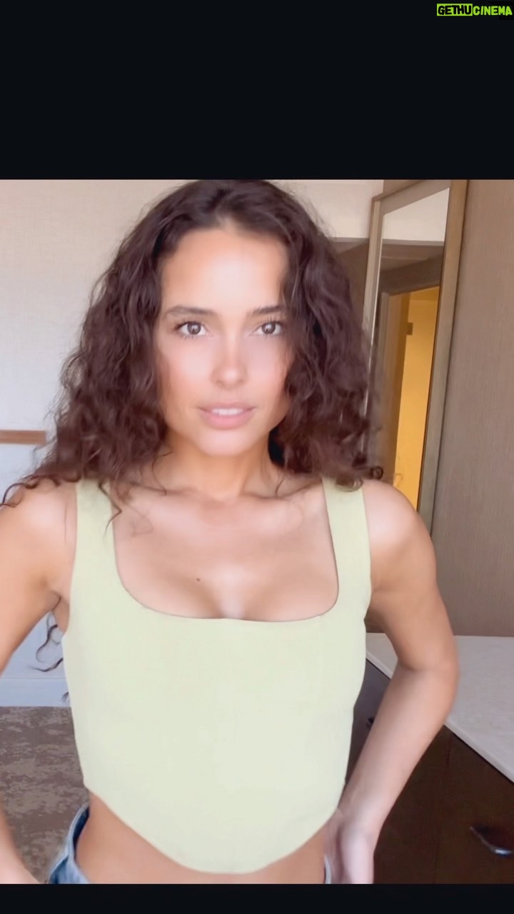 Chelsea Gilligan - 405 Likes - 💚