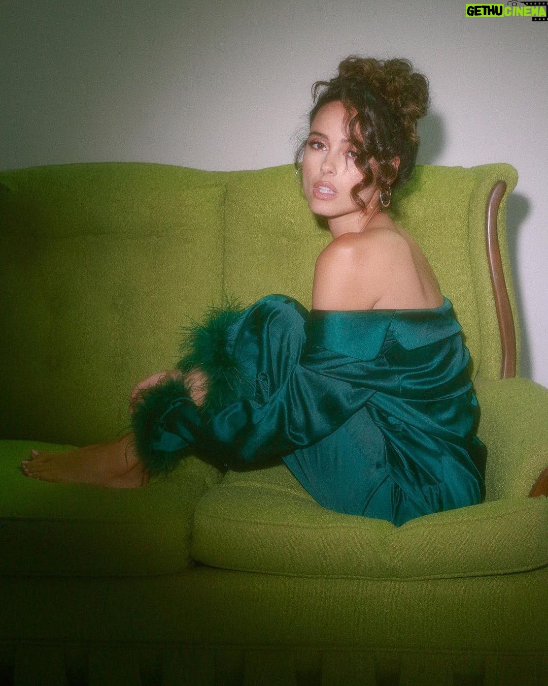 Chelsea Gilligan - 378 Likes - Caught a Vibe💚