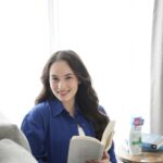 Chelsea Islan Instagram - This is how I stay productive in between my me time, simply just by reading a book! Siapa yang hobinya sama seperti aku? Anyways, selain baca buku, aku juga mau pampering myself, salah satunya dengan keramas pakai @headandshouldersid Cool Menthol yang Formula Barunya bisa kalahkan ketombe basah dan gatal hingga ke-5 Lapisan Kulit Kepala selama 72 jam! Rambut aku juga terasa 2x lebih lembut setelahnya. Kalau hobi kita udah sama, shampoo kita juga harus sama dong! Jangan lupa #MoveOnBeb ke @headandshouldersid 💙