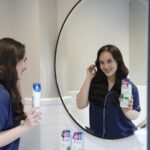 Chelsea Islan Instagram - Sebagai pekerja seni, sudah jadi kewajiban aku untuk tampil all-out di setiap kesempatan! That’s why I always wash my hair every morning with my favorite shampoo, @headandshouldersid Cool Menthol yang punya sensasi dingin! Sekarang, juga sudah dilengkapi dengan Formula Baru yang mampu kalahkan ketombe basah dan gatal hingga ke-5 Lapisan Kulit Kepala. Rambut aku juga jadi terasa 2x lebih lembut dan kulit kepala terlindungi selama 72 jam! Yuk #MoveOnBeb ke @headandshouldersid kayak aku! #HSAmbassadors 💙