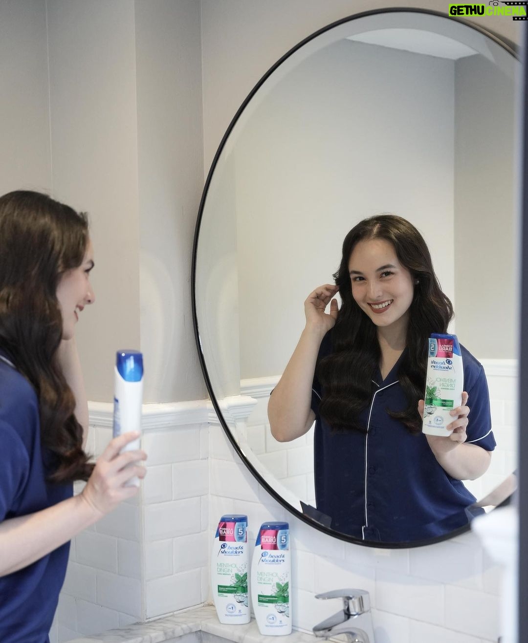 Chelsea Islan Instagram - Sebagai pekerja seni, sudah jadi kewajiban aku untuk tampil all-out di setiap kesempatan! That’s why I always wash my hair every morning with my favorite shampoo, @headandshouldersid Cool Menthol yang punya sensasi dingin! Sekarang, juga sudah dilengkapi dengan Formula Baru yang mampu kalahkan ketombe basah dan gatal hingga ke-5 Lapisan Kulit Kepala. Rambut aku juga jadi terasa 2x lebih lembut dan kulit kepala terlindungi selama 72 jam! Yuk #MoveOnBeb ke @headandshouldersid kayak aku! #HSAmbassadors 💙