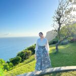 Chelsea Islan Instagram - A day spent with dreaming, sunsets, painted skies and refreshing breeze in Uluwatu. Truly blessed 🍃 Dolled up in @fadlan_indonesia @fabricsocietystore @batikkerisonline Styled by: @imeldaimew @imewmew