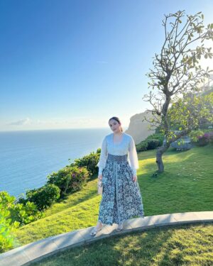 Chelsea Islan Instagram - A day spent with dreaming, sunsets, painted skies and refreshing breeze in Uluwatu. Truly blessed 🍃

Dolled up in @fadlan_indonesia
@fabricsocietystore @batikkerisonline 

Styled by: @imeldaimew @imewmew