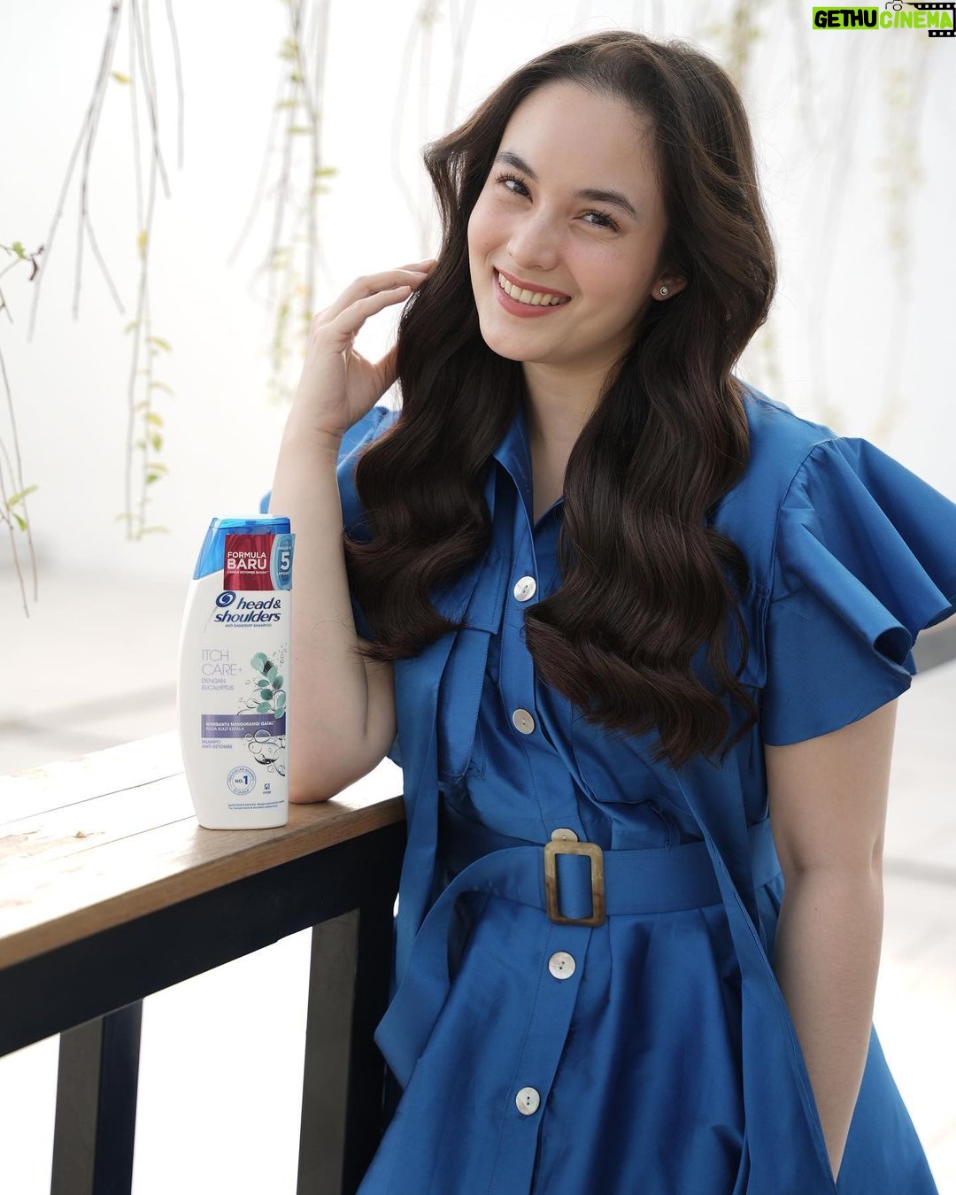 Chelsea Islan Instagram - Happy Sunday! π Walaupun cuaca panas dan gampang keringetan tapi penampilanku tetap on point di tengah aktivitas yang padat. Ini dia support system yang selalu bantu aku, siapa lagi kalau bukan @headandshouldersid Itch Care dengan Formula Baru yang bisa bikin aku 100% PD lawan ketombe basah hingga ke 5 Lapisan. Rambut aku juga terasa 2x lebih lembut! Mau terhindari dari ketombe basah dan gatal seperti aku? Yuk #MoveOnBeb ke @headandshouldersid sekarang! #HSAmbassadors π